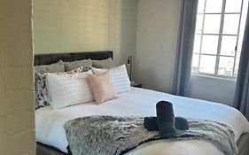 Plush 2 Bedroom Apartment Kingston